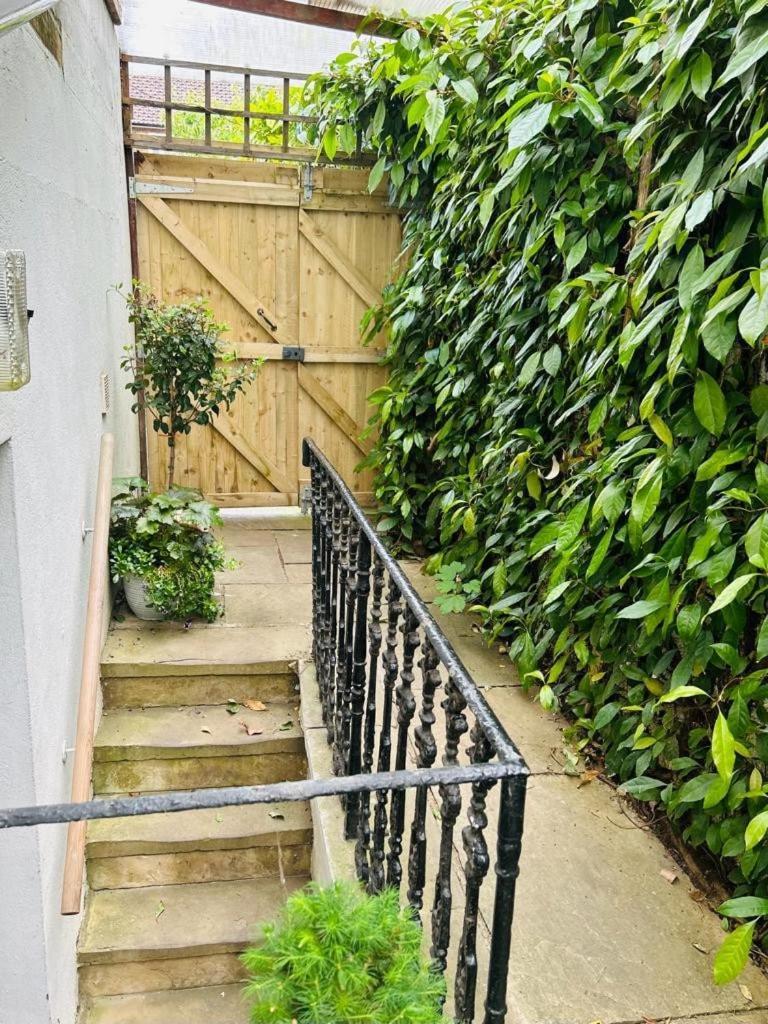 Spacious Comfortable Flat With Free Parking In East Finchley, Muswell Hill & Close To Alexandra Palace London Bagian luar foto